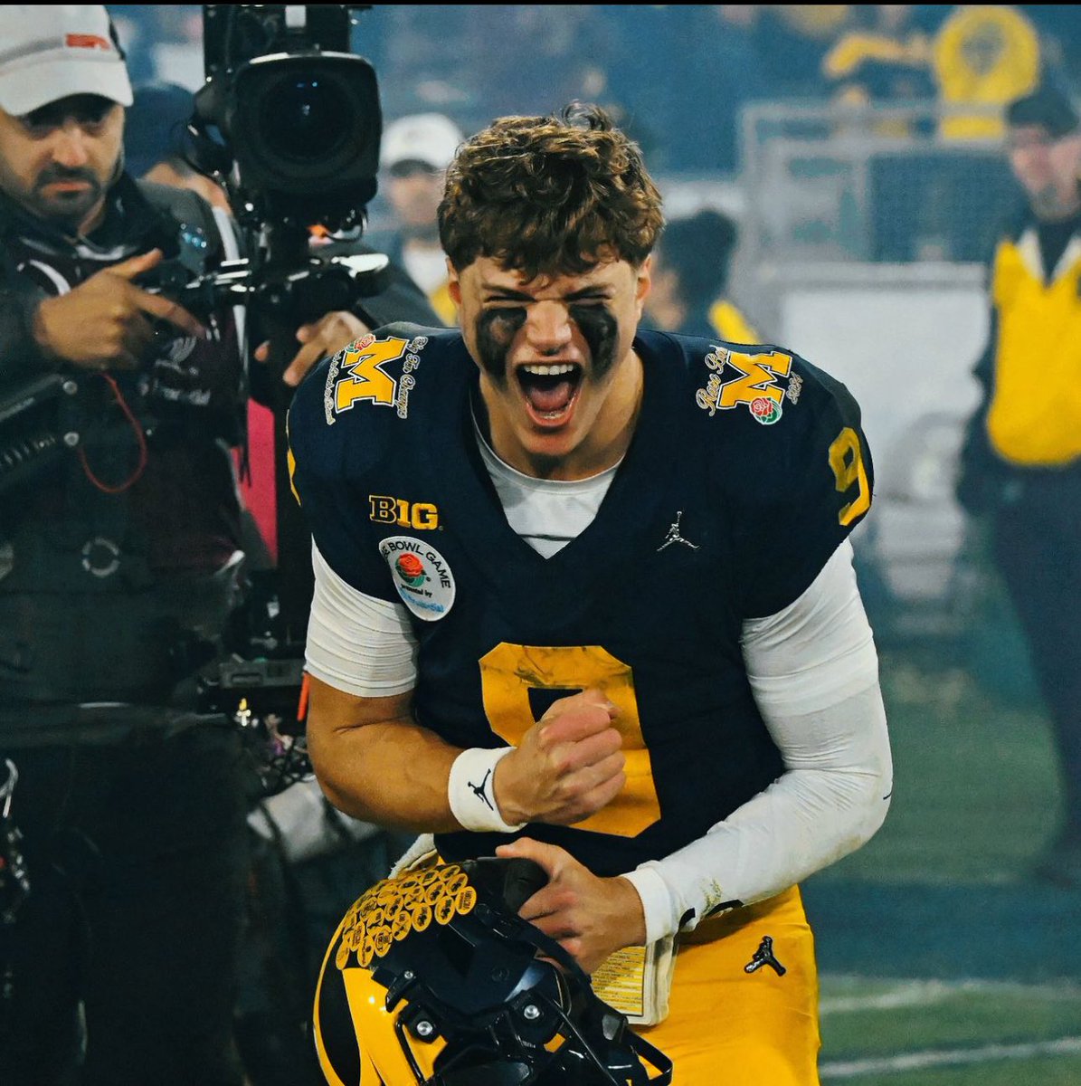 UofmUpdates247's tweet photo. Michigan Football plays for a National Championship tomorrow. It’s been a long time coming man. Waited my whole life for this. I’m ready. Let’s go do this 9. Let’s go win a damn Natty and put Michigan back on the map!

Official Prediction: 

Michigan 34
Washington 23 
#GoBlue https://t.co/mp8DKYUqvH