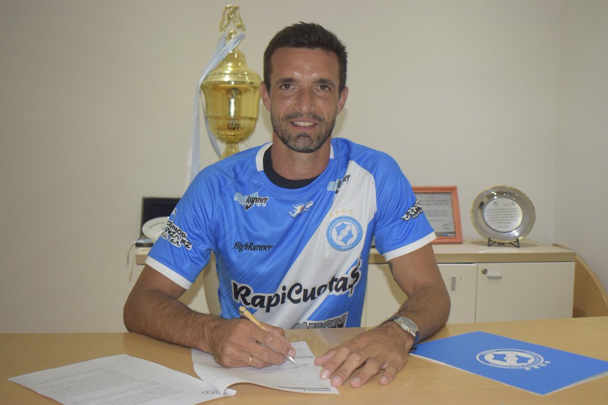 CAVSCoficial's tweet photo. #FútbolProfesional⚽️: RENOVACIONES 📝

Federico Slezack rubricó su firma con la institución y seguirá un año más defendiendo los colores de #VillaSanCarlos.

¡Éxitos, capitán! https://t.co/ki6R57DFFD