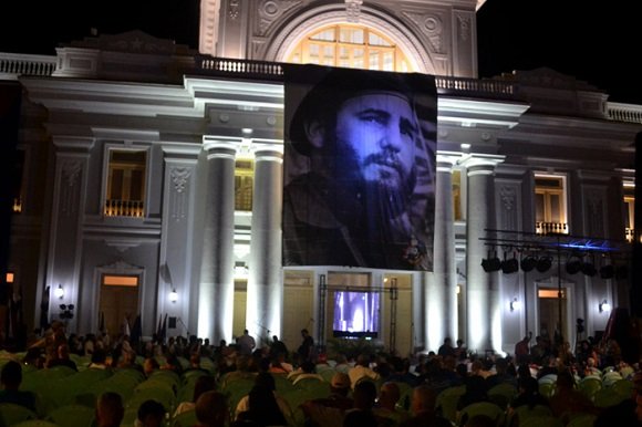 Más de 40 jóvenes destacados de la enseñanza general, protagonizaron la Caravana de la Libertad en su entrada la noche de este sábado a la ciudad de Cienfuegos, como hace 65 años entraron los barbudos con el Comandante en Jefe Fidel Castro Ruz al frente del Ejército Rebelde #Cuba