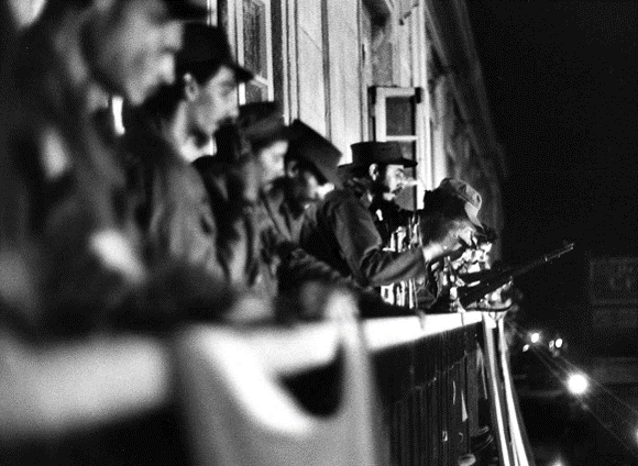 El paso de la Caravana de la Libertad, en enero de 1959, reafirmaba el apoyo de todo un pueblo con la naciente Revolución cubana. En Matanzas, el 7 de enero, a solo un día para llegar a La Habana, Fidel habla desde balcón del Palacio de Gobierno en horas de la noche al pueblo.