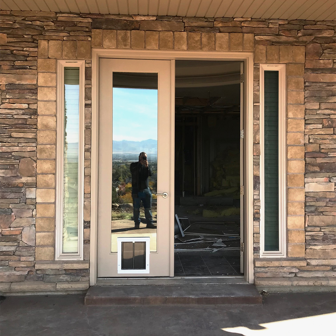 A gateway to boundless happiness! Our in-glass dog doors seamlessly integrate into your home for your pet's ease. 🐕🚪 #PawfectPortal #DogDoors #SeamlessIntegration #FurryFriends #PetAccess #ConvenientLiving #HomeIntegration #HappyPets #DogLovers #PetFriendlyHome #UtahPetAccess