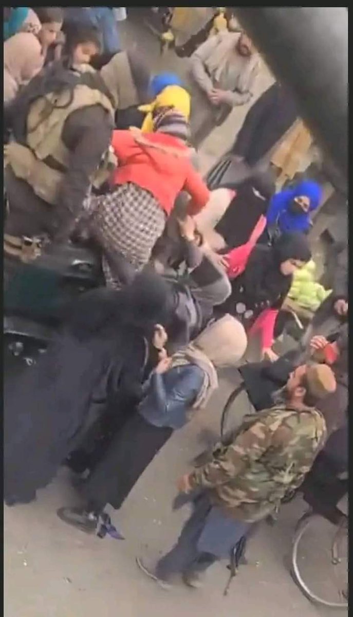 MoqawmatAzadi25's tweet photo. Girls are being detained in Kabul by the Taliban .
Today is #Taimani #Kabul https://t.co/DLLENk3qMV