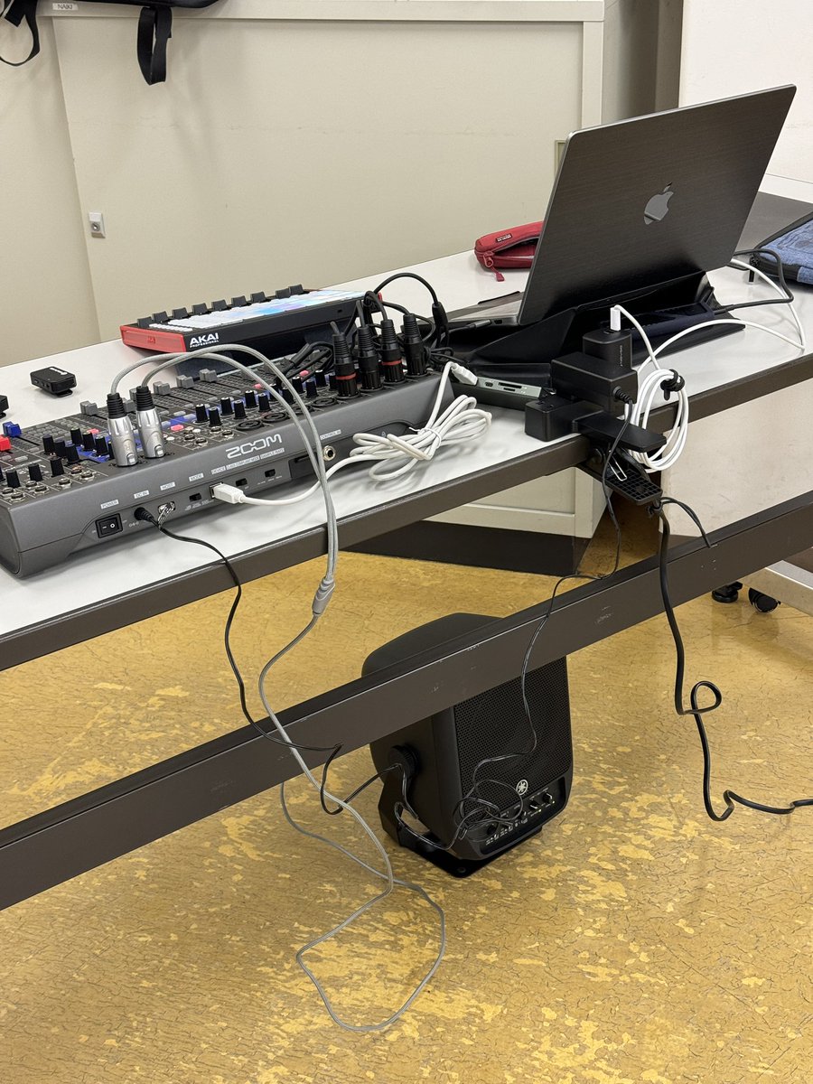 hitokecha_kei's tweet photo. ついに舞台稽古音響セットが完成!
#Abletonlive と #APCminiMK2 でポン出し。
Holylandの #LarkMAX と #Lark150 は 役者のピンマイクとして。
それらをZOOM #LivTrakL12 でまとめて、YAMAHAの #STAGEPAS100BTR へ。バッテリー内蔵スピーカーで音も良い!
本番もこのままいける万能セットです。 https://t.co/uJ7YQwSJWj