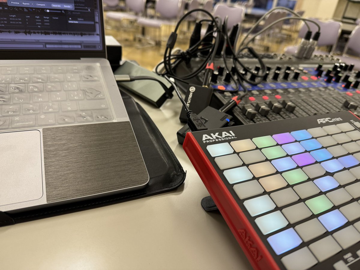 hitokecha_kei's tweet photo. ついに舞台稽古音響セットが完成!
#Abletonlive と #APCminiMK2 でポン出し。
Holylandの #LarkMAX と #Lark150 は 役者のピンマイクとして。
それらをZOOM #LivTrakL12 でまとめて、YAMAHAの #STAGEPAS100BTR へ。バッテリー内蔵スピーカーで音も良い!
本番もこのままいける万能セットです。 https://t.co/uJ7YQwSJWj