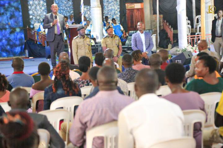 kl_dickson's tweet photo. It was an honor hosting the RPC and Deputy at CFC Fort Portal this Sunday during service. We pray the Lord continues to protect the citizens of this nation in Jesus' Name.
#UGSecurity
#MindsetChange
#HealthFinances
#CFCFortPortal
#YearOfTheLordsGoodness https://t.co/vBrwXGDLwP