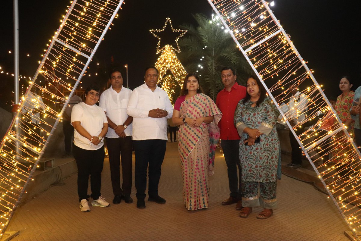 ShelarAshish's tweet photo. Our MP @poonam_mahajan was delighted by the vibrant decorations at Bandra Reclamation Promenade during her visit.
@BJP4Mumbai @MhatreViru
@Hetalgalabjp
#VandreWest #Mumbai #lights https://t.co/DurEkxcjKJ