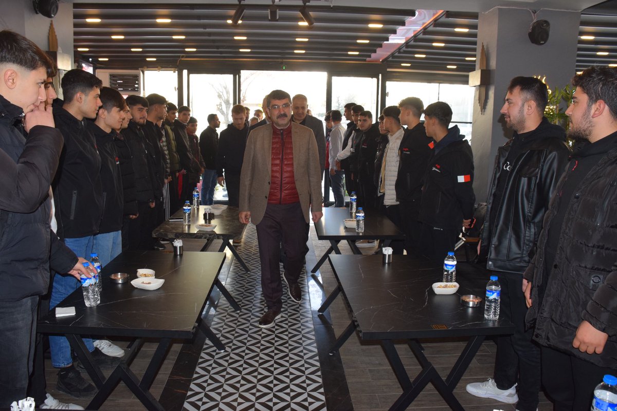 fnasiroglu's tweet photo. İkinci yarı hazırlıklarına Antalya’da devam eden @batmanpetrolsk_ Başkanı Mustafa DEMİR, Şube Sorumlusu Mustafa BALABAN, Yarasalar Taraftar Grubu Lideri Çağdaş Ozan BÜYÜKKAYA ve kıymetli  taraftarlarımızla bir araya geldik. Petrolspor'umuzun hedefleriyle ilgili taraftar grubumuzla görüş alışverişinde bulunduk. Hep birlikte takımımıza daha güçlü bir şekilde sahip çıkacağız. #Zaferİnananlarındır
