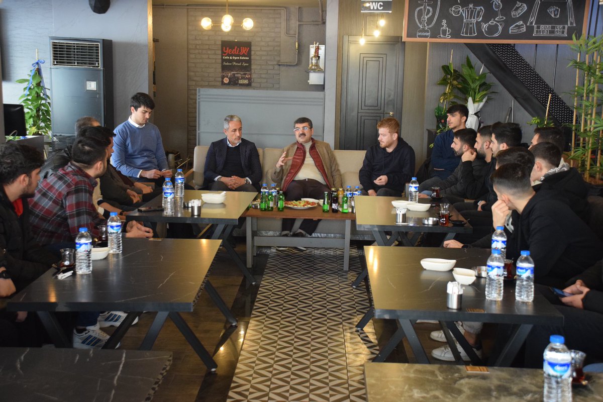fnasiroglu's tweet photo. İkinci yarı hazırlıklarına Antalya’da devam eden @batmanpetrolsk_ Başkanı Mustafa DEMİR, Şube Sorumlusu Mustafa BALABAN, Yarasalar Taraftar Grubu Lideri Çağdaş Ozan BÜYÜKKAYA ve kıymetli  taraftarlarımızla bir araya geldik. Petrolspor'umuzun hedefleriyle ilgili taraftar grubumuzla görüş alışverişinde bulunduk. Hep birlikte takımımıza daha güçlü bir şekilde sahip çıkacağız. #Zaferİnananlarındır