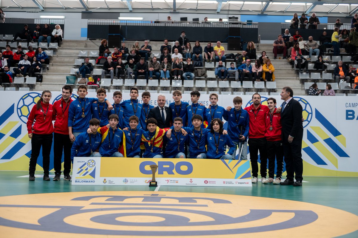 FedCatHandbol's tweet photo. Entrega de premis per a les nostres #SSCC 🏆 Amb quatre victòries, un bronze i una quarta posició tanquem el #CESA2024CAT 💪

🥇 SCIF
🥇 SCIM
🥉 SCCF 
🥇 SCCM

#HandbolCatalà https://t.co/7zN4WODYa0