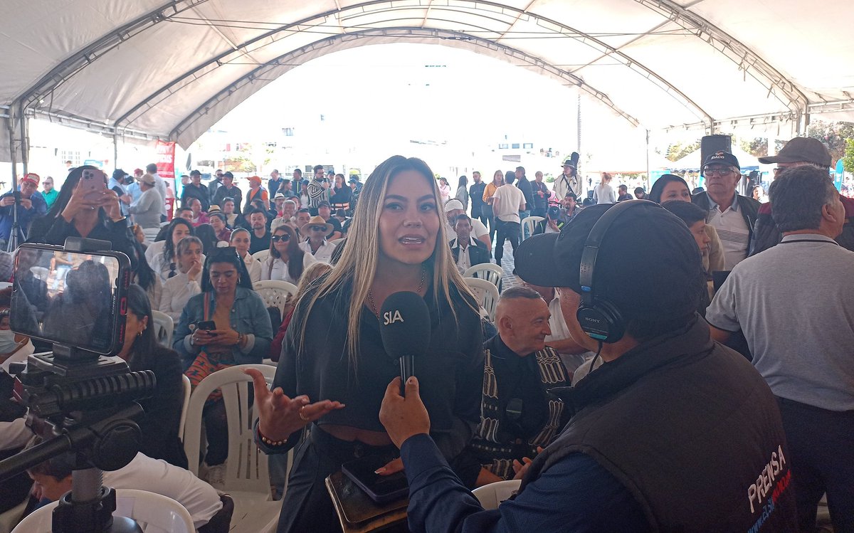 siaradio's tweet photo. #SIAPresente | En #Cundinamarca con la comunidad en su  participación en los #DiálogosComunitarios. @PASCASOMOSTODOS https://t.co/DdT6PqAhVX