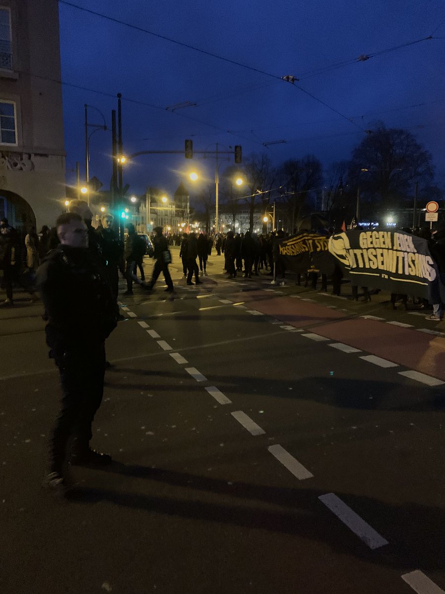 LJAltenberg's tweet photo. Mit diesen Fotos beenden wir unseren Liveticker zur #OuryJalloh Gedenkdemo in #Dessau. Wir waren laut und viele! #de0701 #des0701 https://t.co/K08ykTzfi5