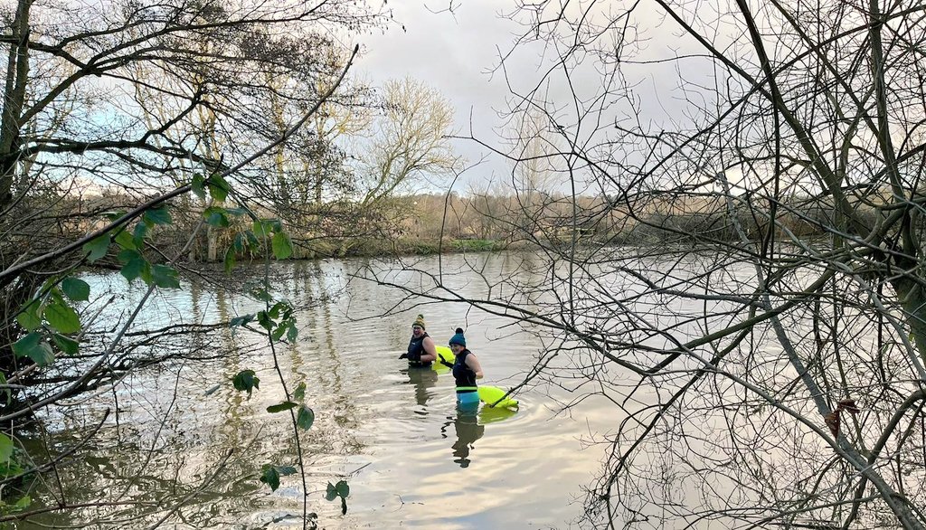 Running2staysa1's tweet photo. No running because injured...but have managed 2 wild swims this weekend. Water temp 5Β°, air temp 4Β°. Much laughter, a much needed reset as we go into first full week of term. #swimtounwind #wildswim #bitchilly #swimwithfriends https://t.co/u1M7iIkm0u