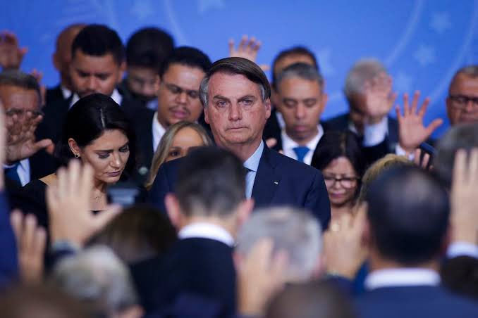 CECLynch's tweet photo. A extrema-direita se opõe ao ato de defesa da democracia, expressamente ou "saindo de férias". Segue o infame figurino trumpista de dizer que o golpe era constitucional, e os invasores estavam no seu direito. A democracia não estará segura enquanto os cabeças não forem punidos. https://t.co/37esKlp6pc