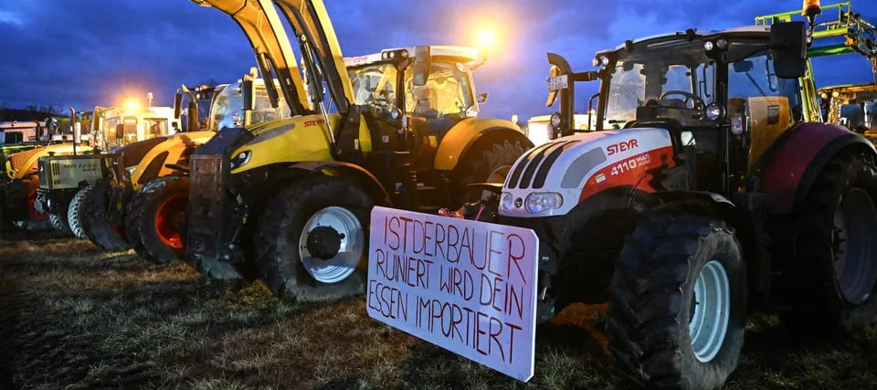 NoeWehrtSich's tweet photo. 🇩🇪 Wenn der #Landmann wirklich wütend wird
🔹Ab Montag protestieren #Landwirte in Deutschland: Polizei und Behörden rechnen bundesweit mit „schweren Verkehrsbehinderungen“ durch Straßenblockaden mit #Traktoren. #Bauernprotest #Bauern https://t.co/ys2hEtIAQN