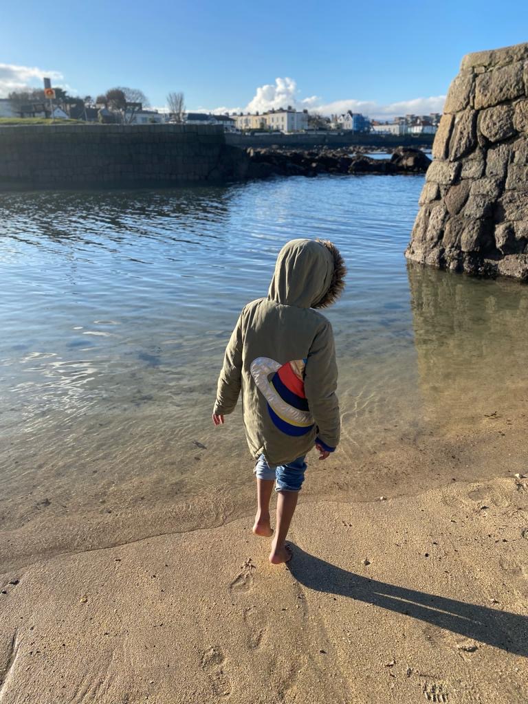 Spectacular day to be walking/cycling in Dun Laoghaire/Sandycove today, drinking in January sun. Many arriving via coastal mobility route. Let's keep looking to Europe for inspiration as we make town safer & more people-friendly. SUPPORT #LivingStreets tinyurl.com/Consult-Info-P…