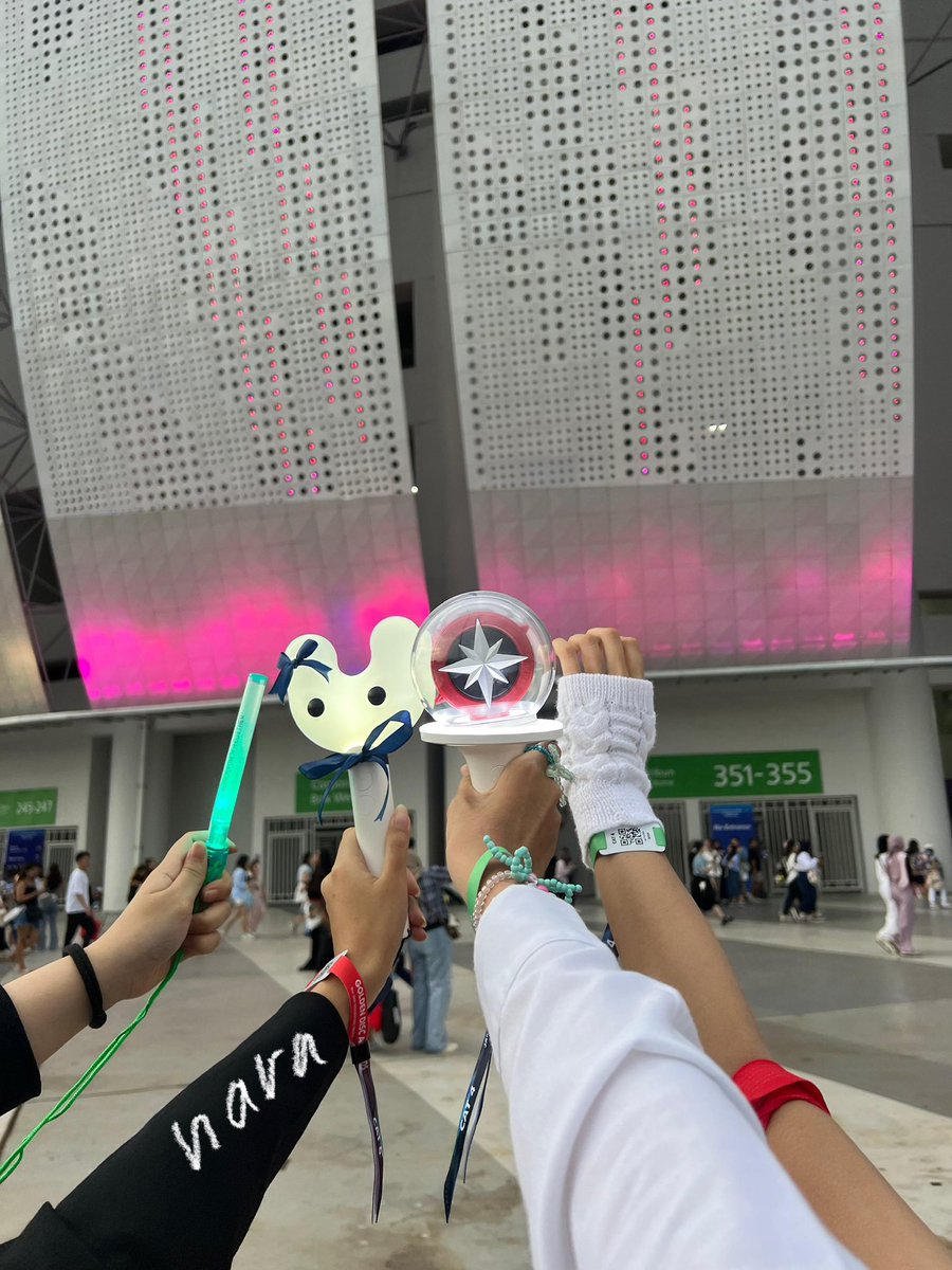 nvaawr's tweet photo. had so much fun yesterday!! 

YUJIN IS SOOOOO CUTE MY BABYYYY 🤏🏻🤍 https://t.co/9i8TwJ3AM7