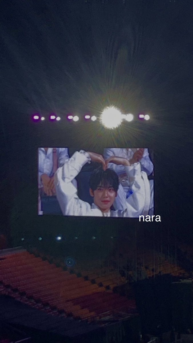 nvaawr's tweet photo. had so much fun yesterday!! 

YUJIN IS SOOOOO CUTE MY BABYYYY 🤏🏻🤍 https://t.co/9i8TwJ3AM7
