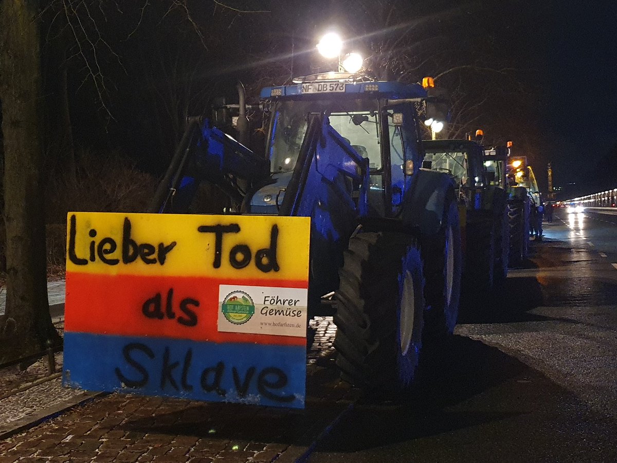 AnnLei1's tweet photo. #Bauern parken jetzt an der Seite auf Weg zum Brandenburger Tor, offiziell angemeldet ist Versammlung erst ab Mitternacht. Paar Protestschilder: "Lieber Tod als Sklave", baumelndes Ampelmännchen, "Bauer macht den ersten Zug, am Ende fällt der König", "No Farmer no future" #Berlin https://t.co/i1RVHJyuRv