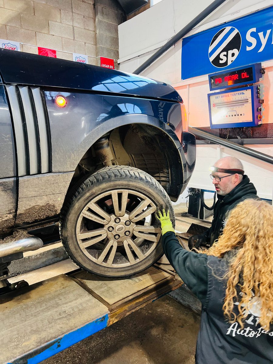 CraigHughes123's tweet photo. Took the Range Rover to @auto_lass for MOT @AndyN_Auto_Lass autolass carried out the test supervised by Jody. Andy is newly qualified &amp; did a great job. I travelled from Wales to have my test done and I highly recommend the Autolass Team workshop @WoodendMOT https://t.co/3sG7YrZuwm
