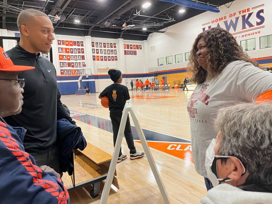 SacBee_JoeD's tweet photo. Small in numbers, big in effort and skills, ⁦@CRChawks⁩ hoops in ⁦@Big8WBB⁩ of ⁦@Sportsccca⁩

Why coach Sam Kirby calls his Cosumnes River College women’s basketball team ‘The Great 8’
⁦@coachkirb⁩ ⁦@ChooseCRC⁩

https://t.co/nUca2nQ14w https://t.co/FPU7Ec3jA0