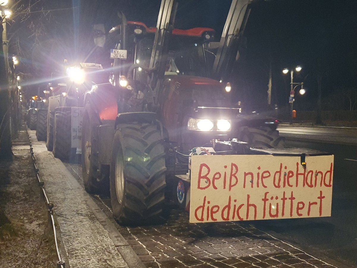 AnnLei1's tweet photo. #Bauern parken jetzt an der Seite auf Weg zum Brandenburger Tor, offiziell angemeldet ist Versammlung erst ab Mitternacht. Paar Protestschilder: "Lieber Tod als Sklave", baumelndes Ampelmännchen, "Bauer macht den ersten Zug, am Ende fällt der König", "No Farmer no future" #Berlin https://t.co/i1RVHJyuRv