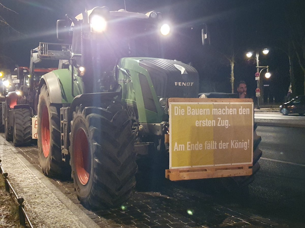 AnnLei1's tweet photo. #Bauern parken jetzt an der Seite auf Weg zum Brandenburger Tor, offiziell angemeldet ist Versammlung erst ab Mitternacht. Paar Protestschilder: "Lieber Tod als Sklave", baumelndes Ampelmännchen, "Bauer macht den ersten Zug, am Ende fällt der König", "No Farmer no future" #Berlin https://t.co/i1RVHJyuRv