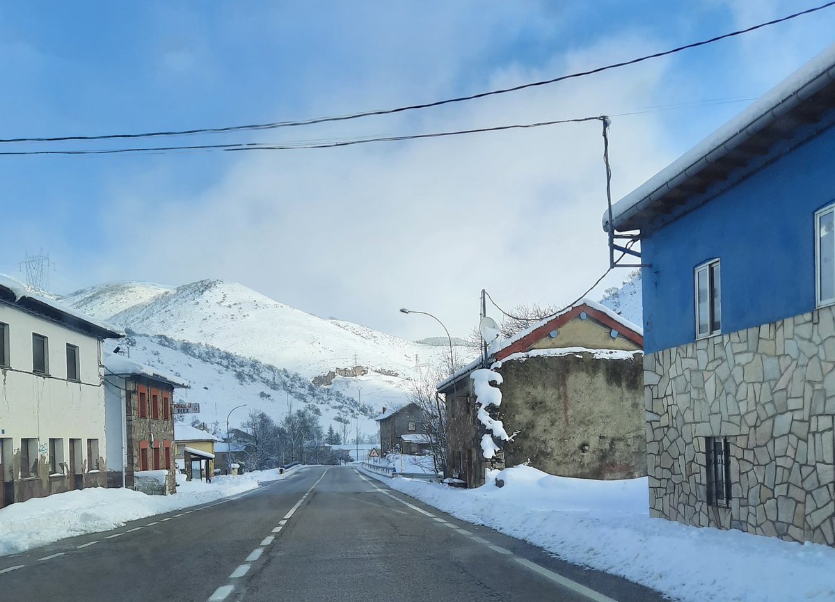 bisbiatico's tweet photo. Que bonito es volver a casa y encontrarte este precioso paisaje #leonesp #busdongo https://t.co/BXqRw1ZsWw