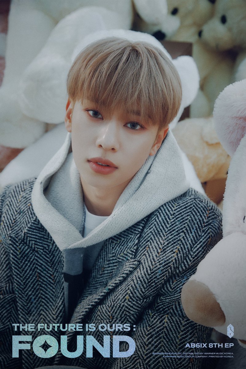 hyunlovs's tweet photo. his eye makeup is so pretty https://t.co/sSp8KHrTY0