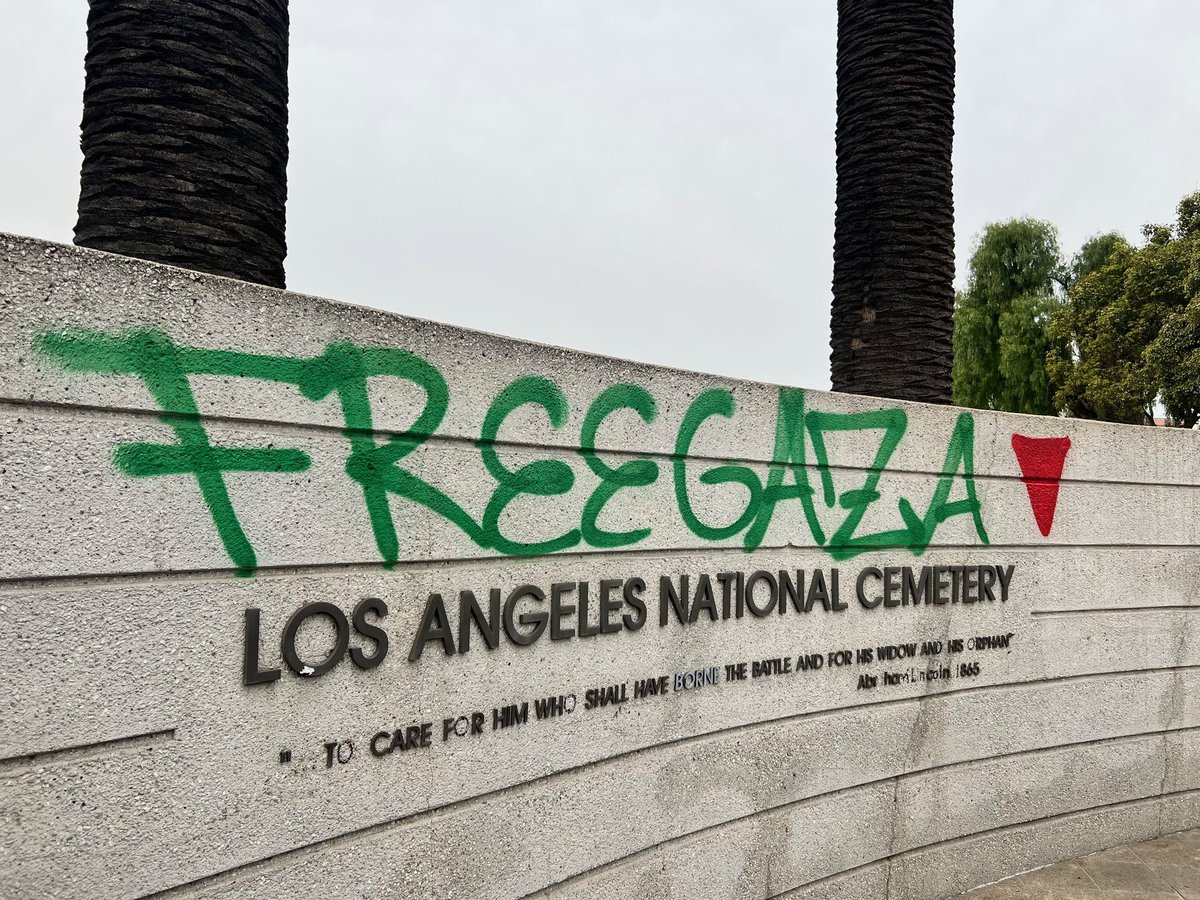 SiaKordestani's tweet photo. SICK: this is Los Angeles National Cemetery, which has 85,000 American soldiers buried from 19th, 20th, and 21st century wars.

First, pro-Hamas people defaced it with "Free Gaza." Then they defaced it again with "Intifada" (incitement to violence).

Remember: the pro-Israel side loves America and always did. 
🇺🇸❤️