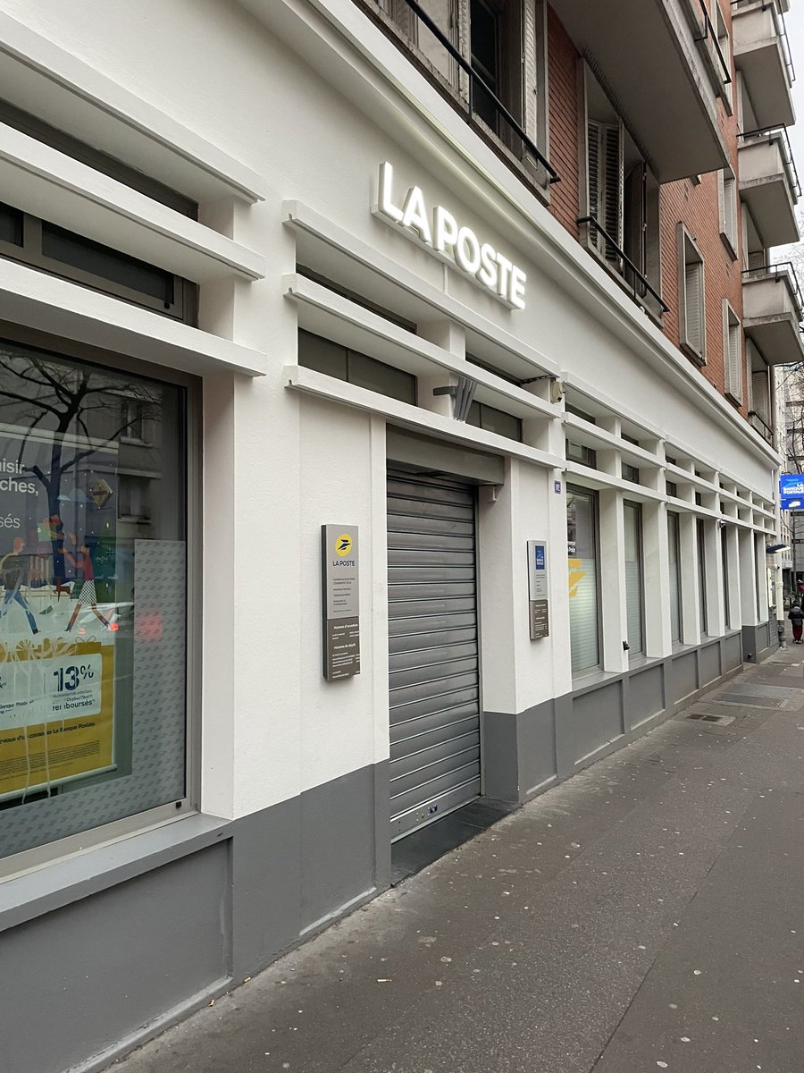 MassiereSylvie's tweet photo. #LaPoste propose des innovations plus ou moins bienvenues, comme les cabines d’essayage (pas sûre que cela aide les commerces de proximité).
A #Boucicaut (longuement remise à neuf) elle avance un concept particulièrement audacieux : le bureau de poste sans aucune boîte à lettres. https://t.co/kxVxhmz8tk