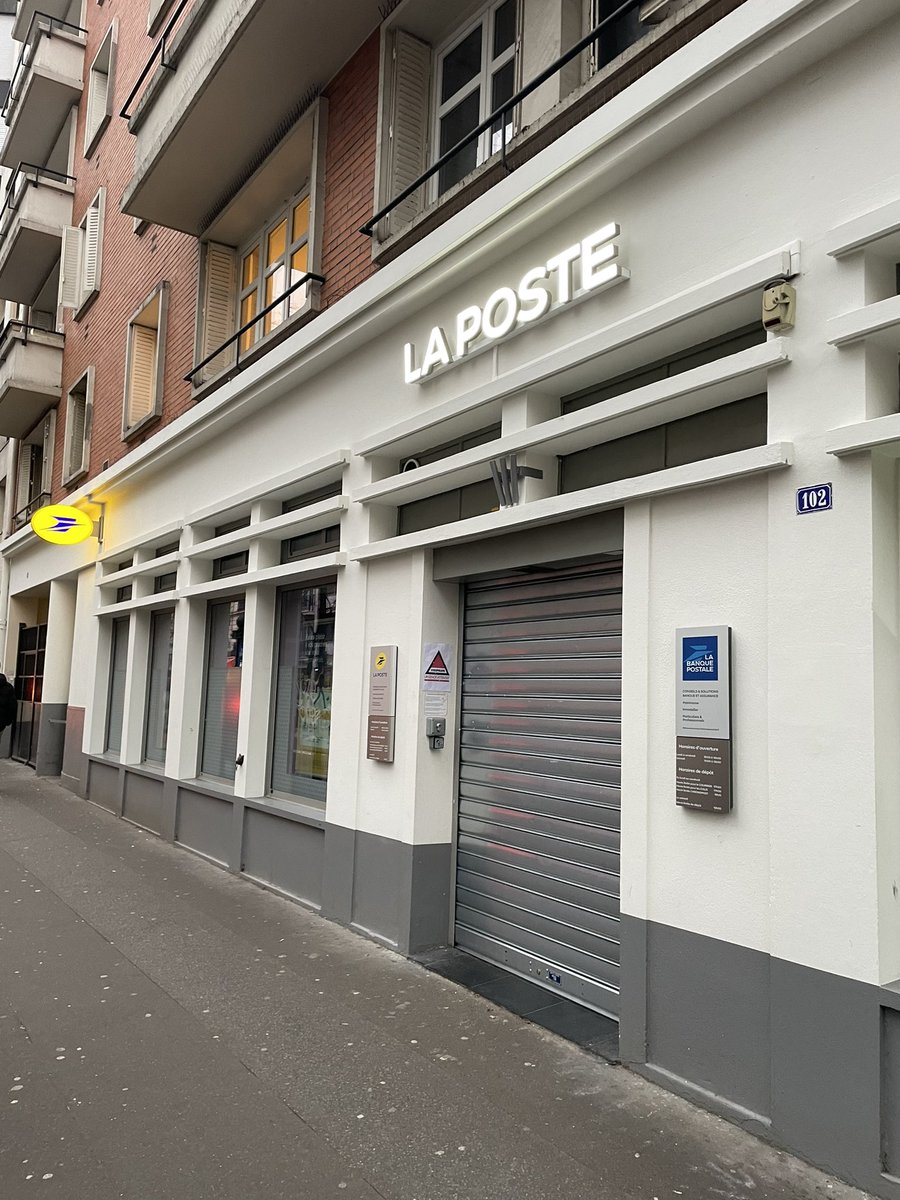 MassiereSylvie's tweet photo. #LaPoste propose des innovations plus ou moins bienvenues, comme les cabines d’essayage (pas sûre que cela aide les commerces de proximité).
A #Boucicaut (longuement remise à neuf) elle avance un concept particulièrement audacieux : le bureau de poste sans aucune boîte à lettres. https://t.co/kxVxhmz8tk