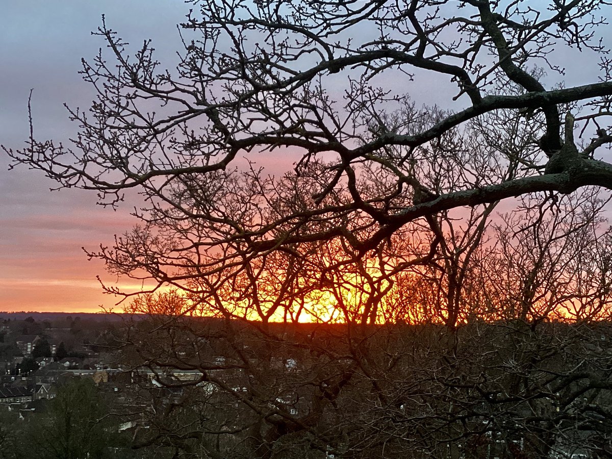 skylark22BHC1's tweet photo. The sun just before and just after disappearing below the horizon today, so very beautiful. I never get fed up with this view! Enjoy the rest of your evening. #bromley #sunset #theviewfrommywindow #Sunday @metoffice @bbcweather @itvweather @SallyWeather @ChrisPage90 @RVResidents https://t.co/SlC0RVONbP