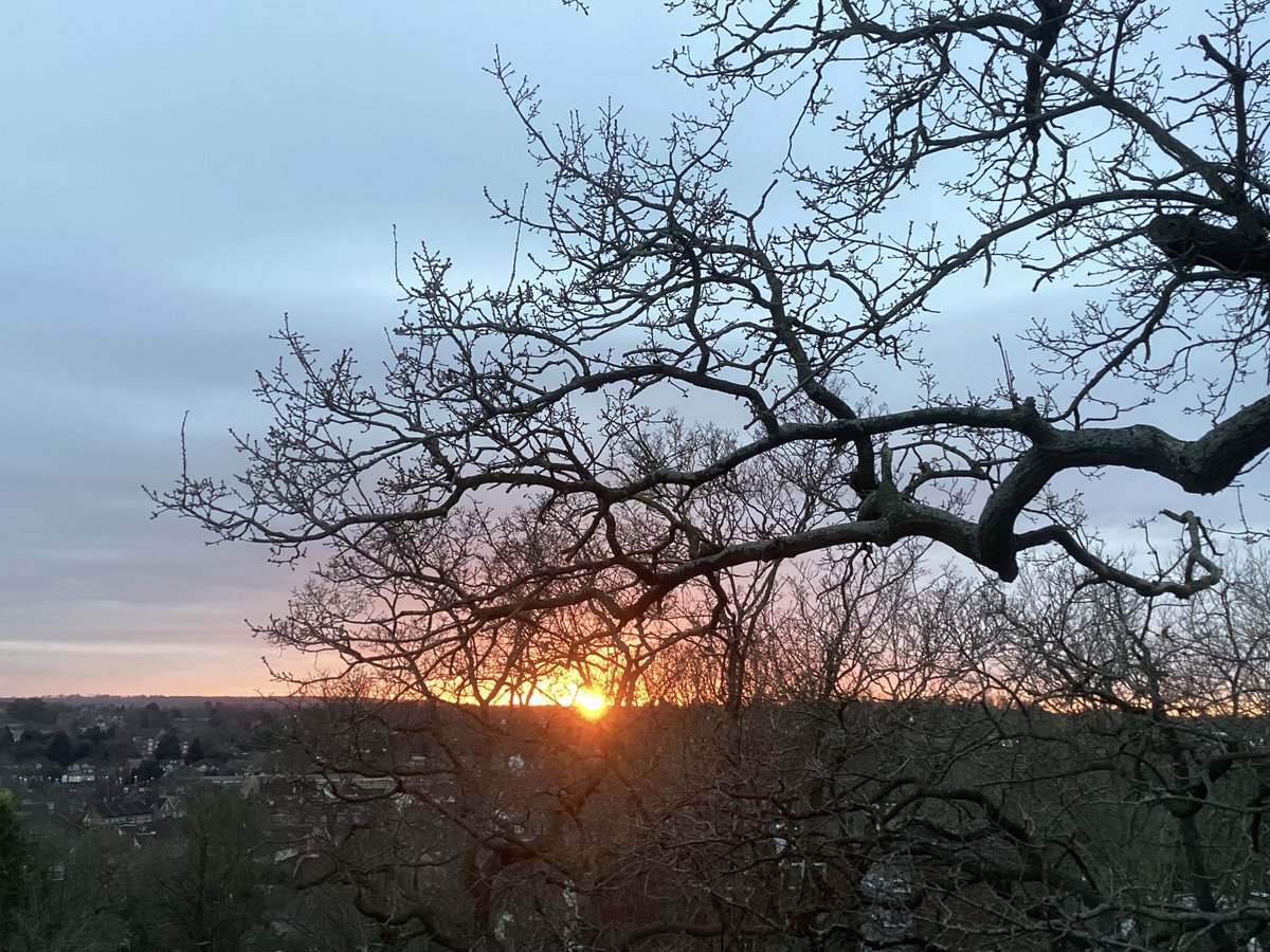 skylark22BHC1's tweet photo. The sun just before and just after disappearing below the horizon today, so very beautiful. I never get fed up with this view! Enjoy the rest of your evening. #bromley #sunset #theviewfrommywindow #Sunday @metoffice @bbcweather @itvweather @SallyWeather @ChrisPage90 @RVResidents https://t.co/SlC0RVONbP