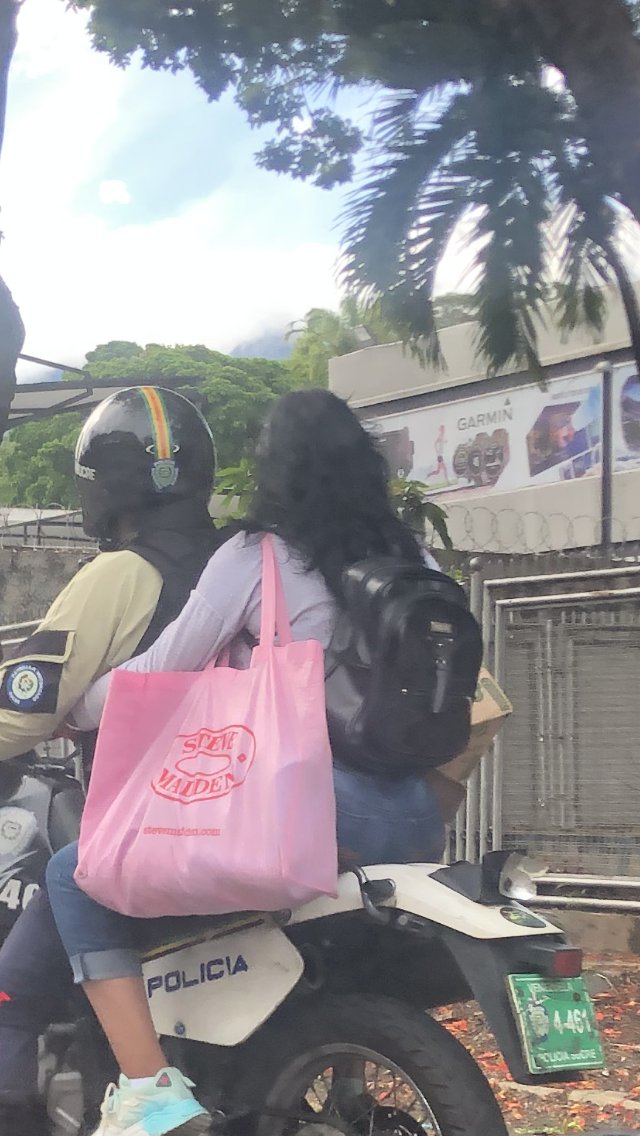 freeUR_vzla's tweet photo. La policia de Sucre @PolisucreOficia tambien tiene que dar el ejemplo ( uso del casco en parrilleros ) para asi poder tener argumentos validos a la hora de detener a algun infractor https://t.co/m9PRP2THsc