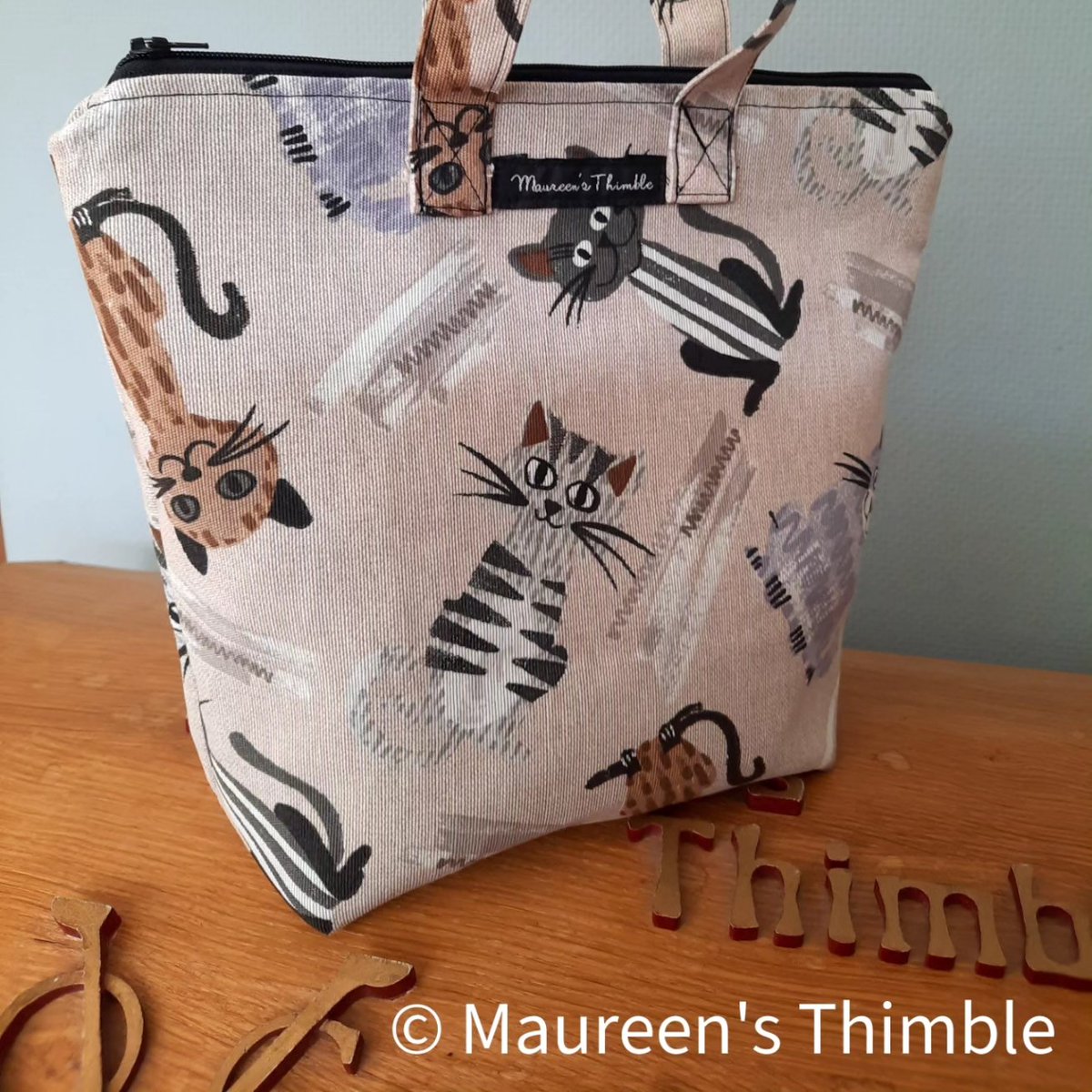 MoMuyden's tweet photo. SALE! Reageer met "verkocht" en de tas is voor 22,50 voor jou!

Van deze projectbags zijn er 2, met leuke kattenstof. Een must voor elke kattenliefhebber!
De maat is 28x28 cm en groot genoeg voor je kleinere projectjes. 
Of kijk op https://t.co/3BgQ4NmebJ https://t.co/PoHqVGDdWb