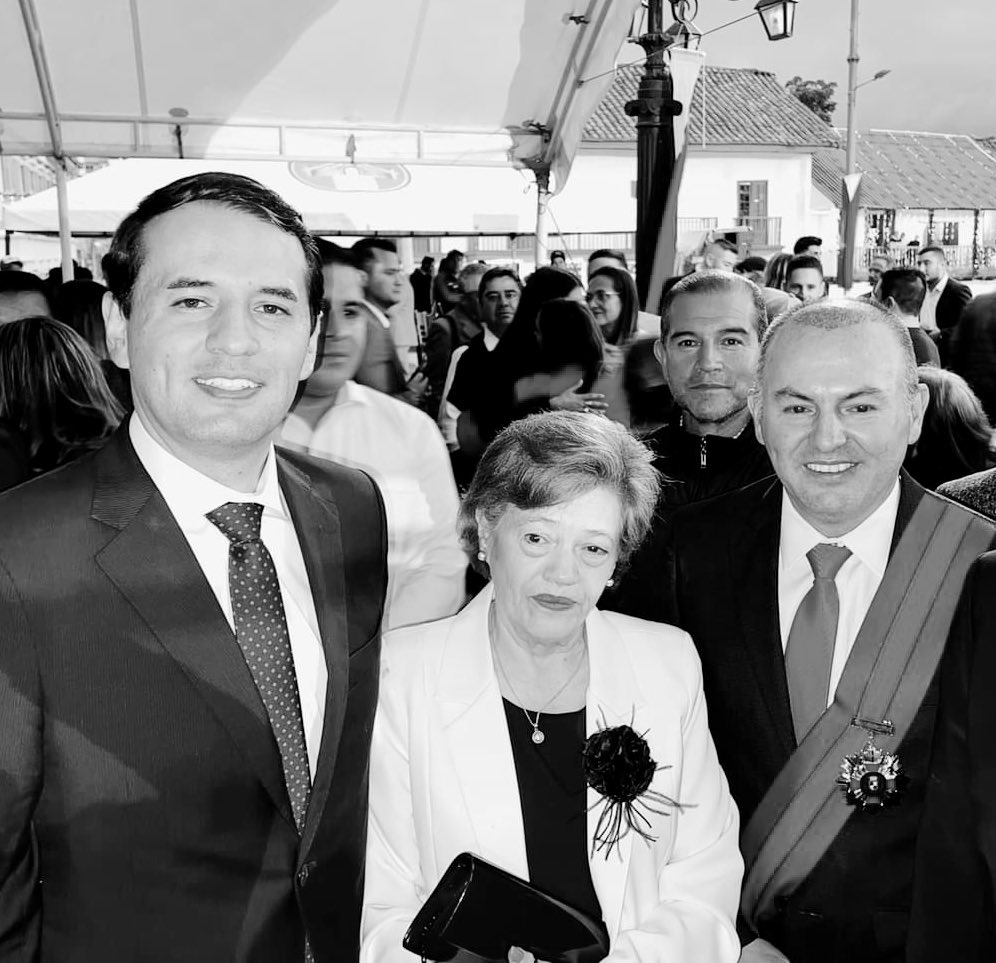 ingwilmerc's tweet photo. Mis más sinceras condolencias al Dr. @JeffersonCaroC alcalde de #Chiquinquirá por la partida de su señora madre, Miryam Casas de Caro. Elevo una oración al cielo para que descanse en paz y pido a Dios que lo acompañe y le dé fortaleza en este doloroso momento. https://t.co/0Dycp3NUyL