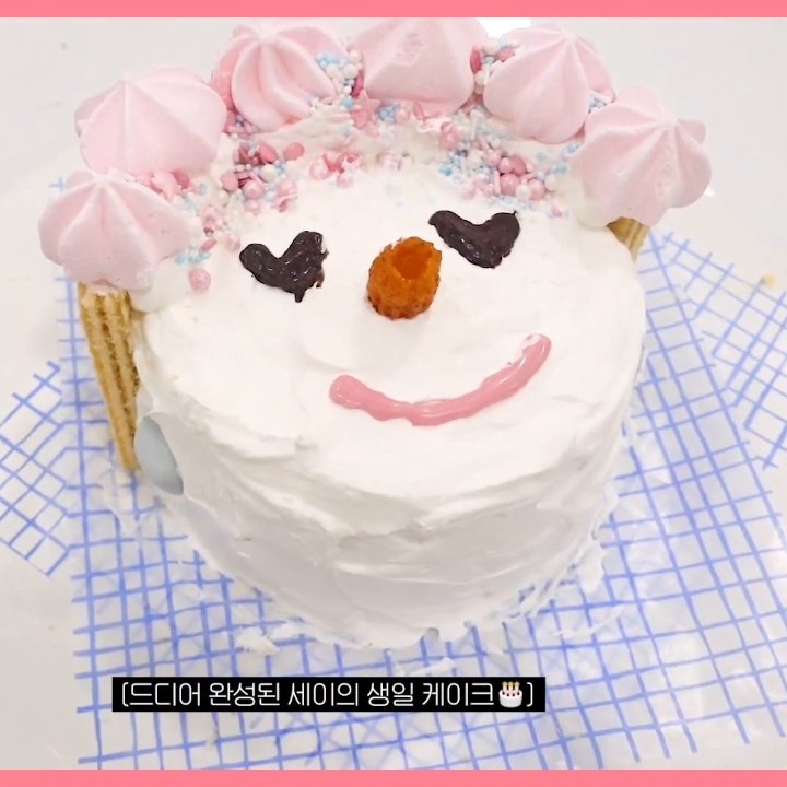 Aparentemente o especial de aniversário mudou, a aniversariante realiza a decoração de um bolo com 5 ingredientes!

A Sei falou que somos nós no bolo dela 🥺

#위키미키 #WekiMeki <a href="/WekiMeki/">WekiMeki 위키미키</a>