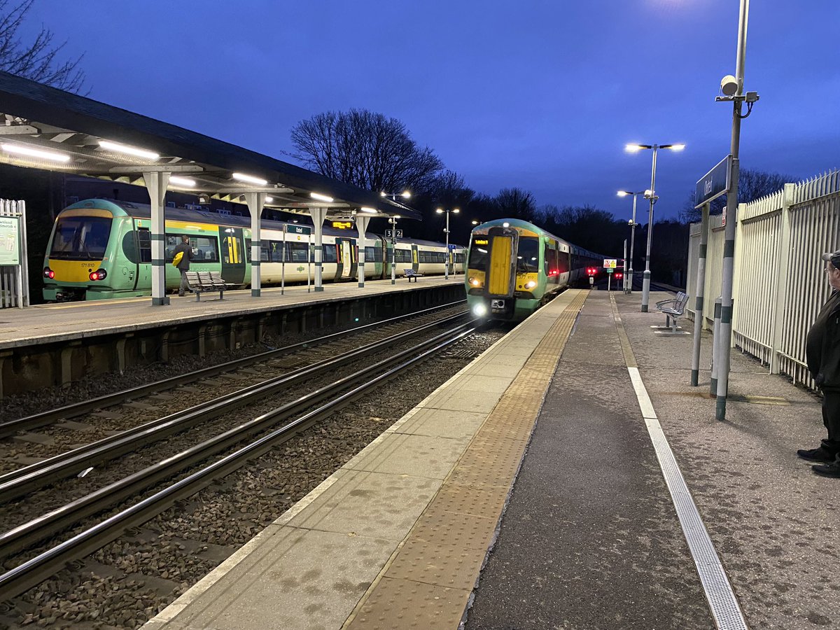 loypass_SCCar's tweet image. 🚈🌅 Returning with @SouthernRailUK via Oxted. #class171 #class377