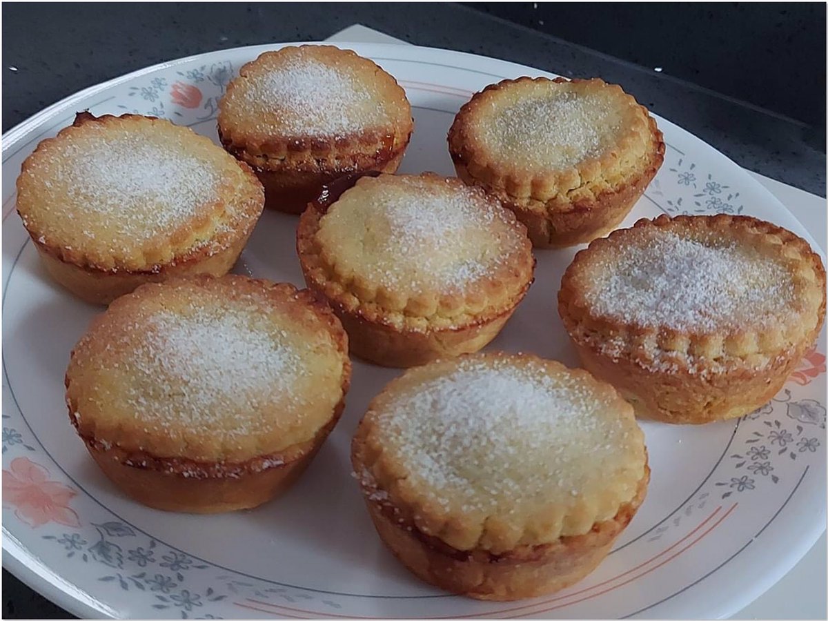 LeedSTUnited's tweet photo. You never need to have an excuse to eat #mincepies 🤩😋🥧 Made with #homemadepastry. Who’s a clever girl then 😃😁😘❤️❤️❤️ https://t.co/swiM2ztSwX