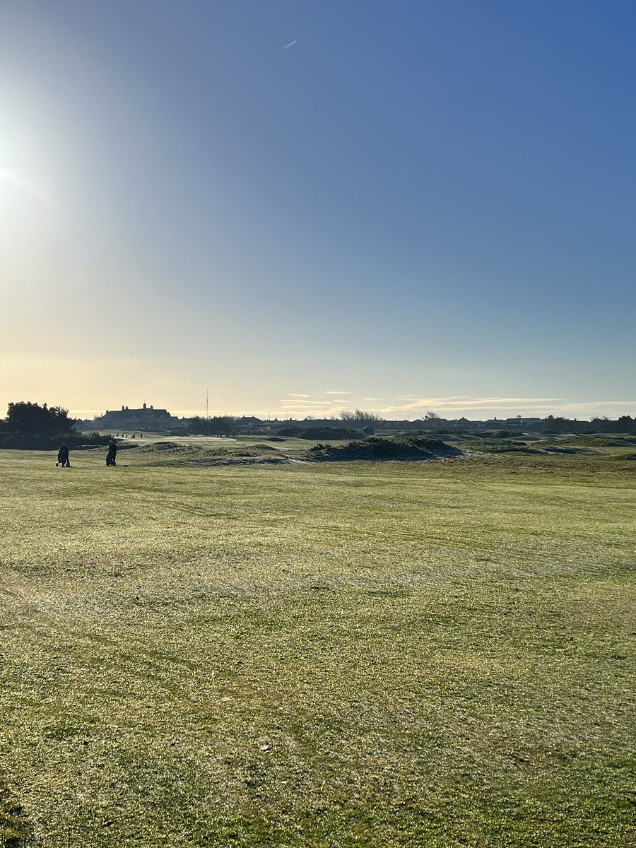 First game of a new year @StAnnesOldLinks this morning. Great to be out in some decent weather, with good company enjoying a fine (but ever so slightly frozen) Links. Very lucky to call this place home. Hoping for a good year.