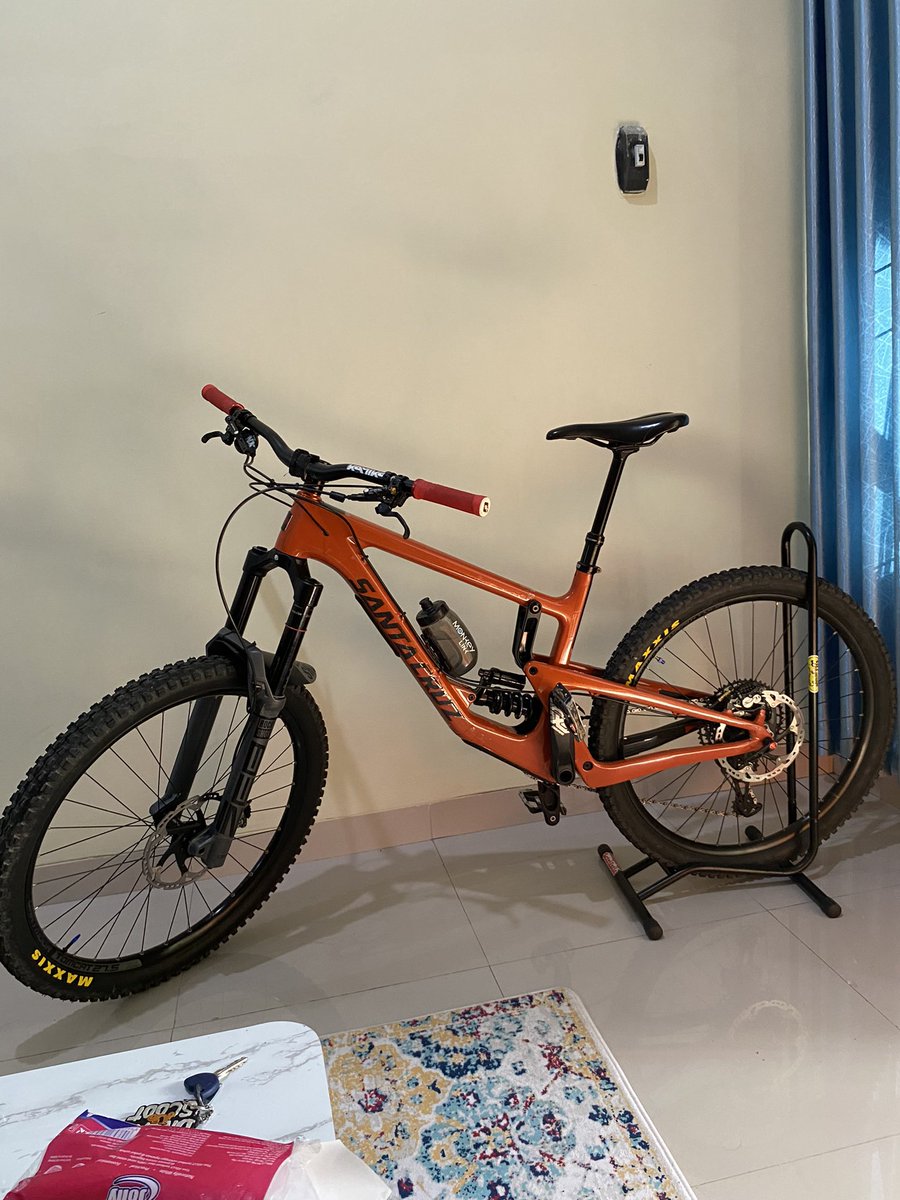 broto012's tweet photo. Bantu repost nanti dapet 500rb acak😘

For sale!!!!

SANTA CRUZ nomad 4 carbon!
Full spek. Siap kompetisi downhill!!!
Barang insyallah mulus minim lecet.
Alasan dijual karena mau ganti yg doublecrown. Bukan karena rusak dll. 
Dlu bangun sepeda hampir 70jt skrng lepas 55jt nettt!! https://t.co/yu5cbyXXUW