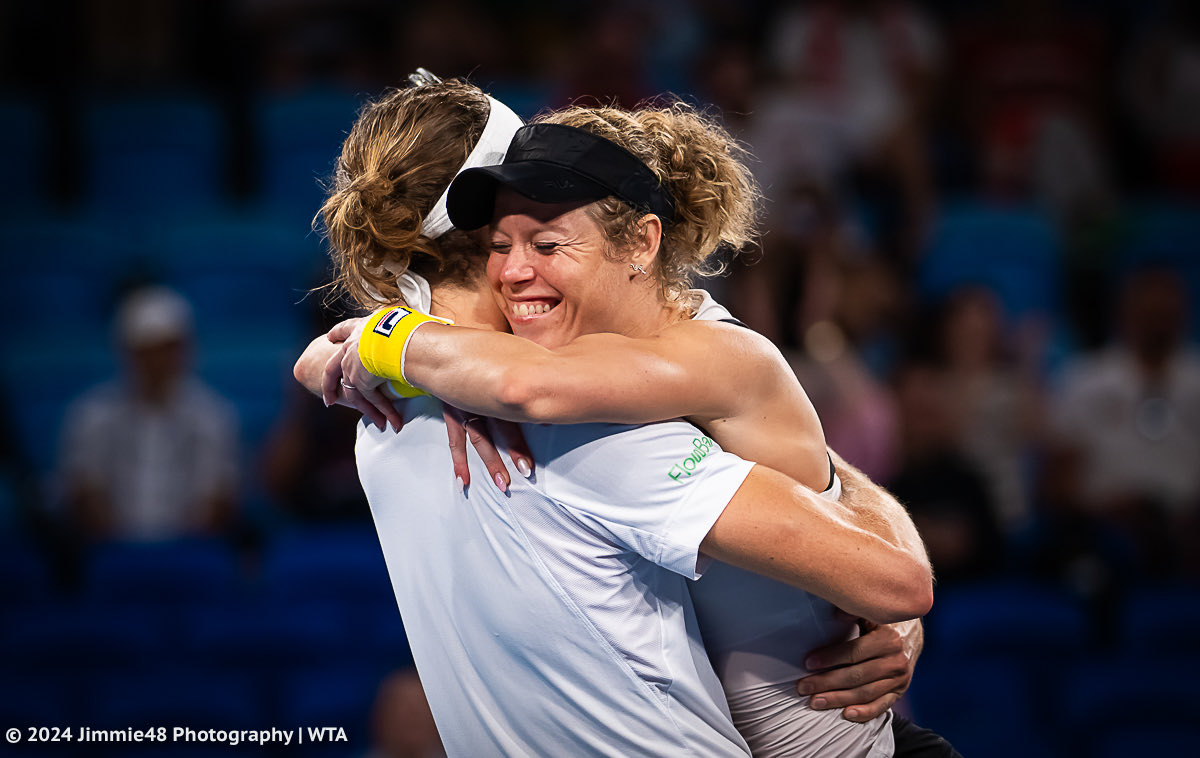 LAURA SIEGEMUND - Página 8 GDQP3DVbsAAvMEu?format=jpg&name=medium