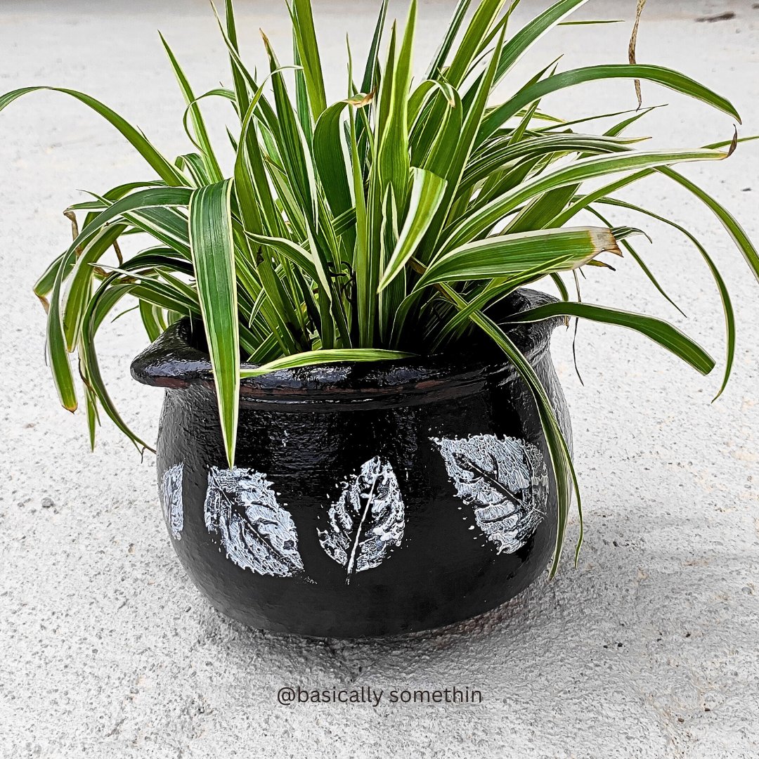 BasicalySomethn's tweet photo. Check out this 'pot'-ential masterpiece! Just 'leaf'-ing my mark on an old earthen pot. Want to add a touch of nature to yours? Paint along with me in my latest YouTube video! Let's grow our creativity together! 
#PotPainting #DIYArt #leaf #pot

https://t.co/54ZgRtWj72 https://t.co/5dYceq0Pil