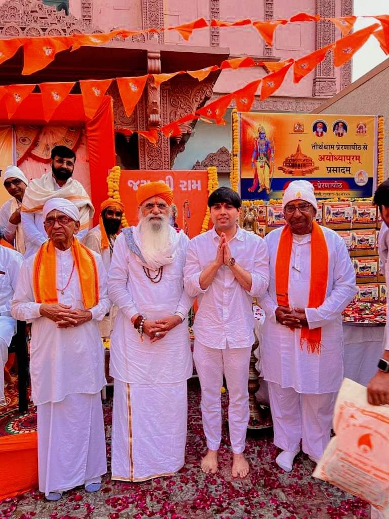 Pawanpsindhi's tweet photo. गुजरात के सब साधु संत के साथ मिलकर अयोध्या में 22 जनवरी प्राण प्रतिष्ठा के लिए प्रसाद रूप में चार लाख पैकेट तकरीबन 11 टन चिक्की बनवाकर उसकी पूजा अर्चना करके भेजने का सौभाग्य मिला https://t.co/T0zbV9pwMn