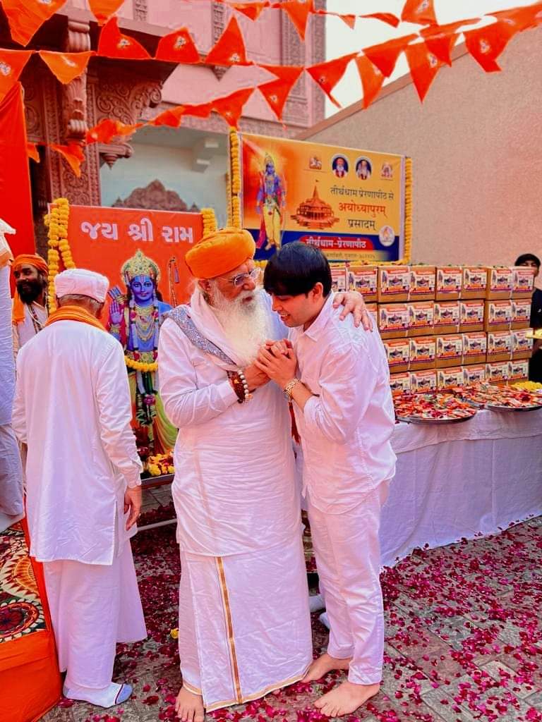 Pawanpsindhi's tweet photo. गुजरात के सब साधु संत के साथ मिलकर अयोध्या में 22 जनवरी प्राण प्रतिष्ठा के लिए प्रसाद रूप में चार लाख पैकेट तकरीबन 11 टन चिक्की बनवाकर उसकी पूजा अर्चना करके भेजने का सौभाग्य मिला https://t.co/T0zbV9pwMn