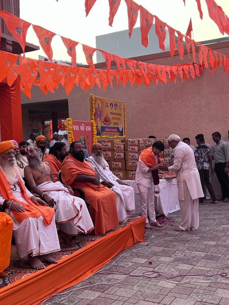 Pawanpsindhi's tweet photo. गुजरात के सब साधु संत के साथ मिलकर अयोध्या में 22 जनवरी प्राण प्रतिष्ठा के लिए प्रसाद रूप में चार लाख पैकेट तकरीबन 11 टन चिक्की बनवाकर उसकी पूजा अर्चना करके भेजने का सौभाग्य मिला https://t.co/T0zbV9pwMn