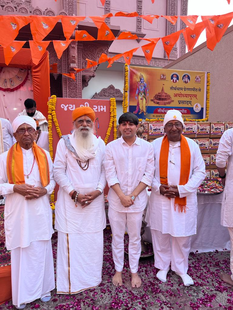 Pawanpsindhi's tweet photo. गुजरात के सब साधु संत के साथ मिलकर अयोध्या में 22 जनवरी प्राण प्रतिष्ठा के लिए प्रसाद रूप में चार लाख पैकेट तकरीबन 11 टन चिक्की बनवाकर उसकी पूजा अर्चना करके भेजने का सौभाग्य मिला https://t.co/T0zbV9pwMn