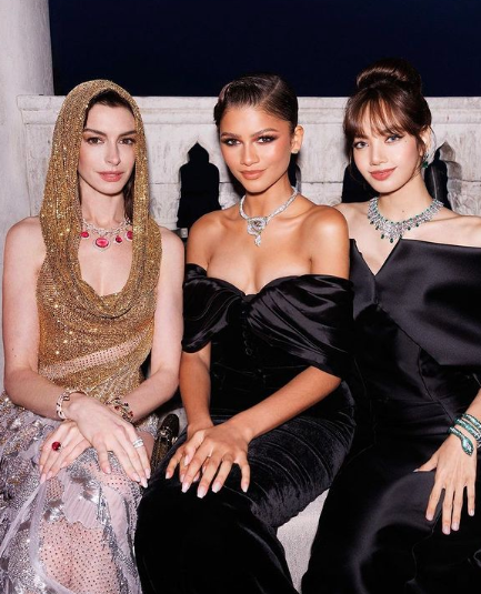 AboutMusicYT's tweet photo. BLACKPINK's Lisa, Zendaya and Anne Hathaway together at the Bulgari event, 2023. https://t.co/fK9uS6TTH6