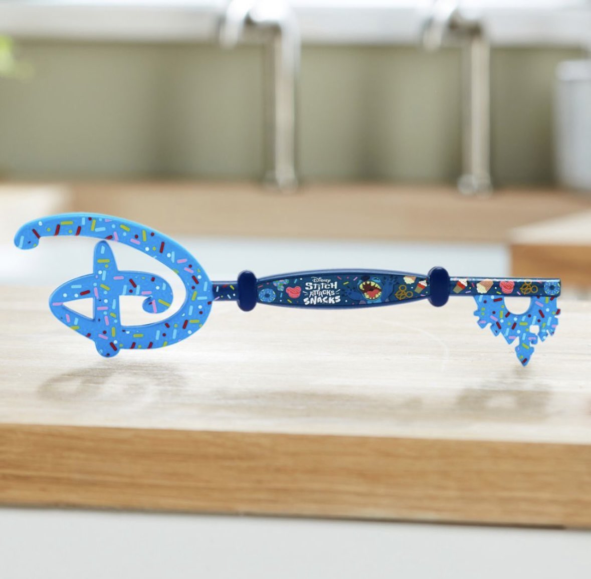DisneyKeys's tweet photo. Stitch Attacks Snacks Key will be available at 8am on 19th January. Available with any purchase of £30 https://t.co/Rq0fg25QtU