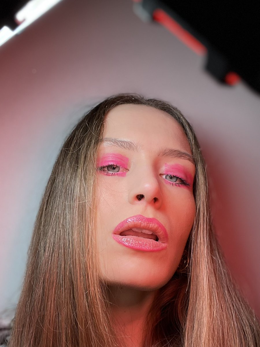 Georgie_Jessica's tweet photo. First looks of the new yeaaaaaar 🎉 feels like ages since I last got to have time to do makeup which makes me sad 💔 https://t.co/SzV3wgEZcX